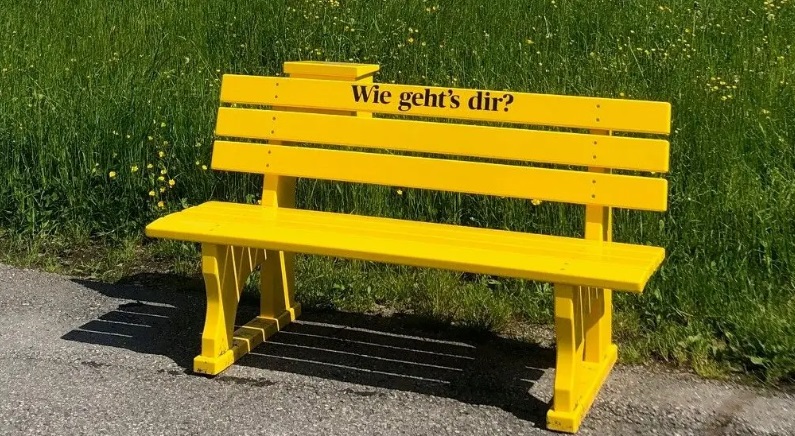 wie gehts dir bänkli in appenzell, solothurn, gelbe parkbank mit aufschrift, outdoor sitzgelegenheit zum reden, soziale sitzbank, aussenraum